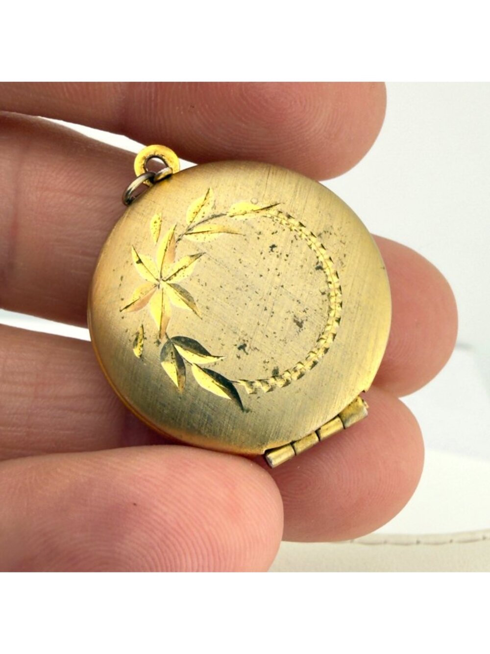 Vintage Gold Tone Round Floral Locket Pendant Necklace Charm READ